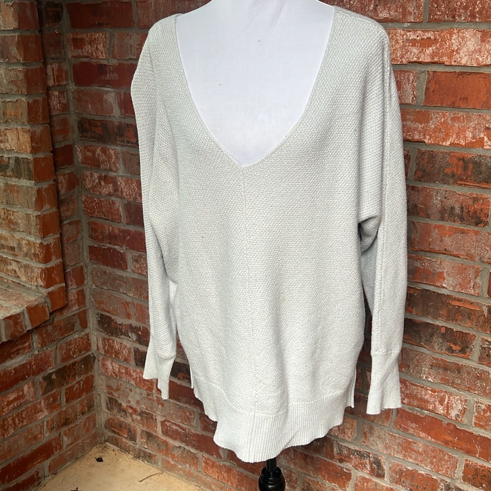NWOT V-NECK SWEATER ………512 - Picture 2 of 10